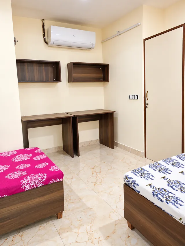 Twin bed room with study desks